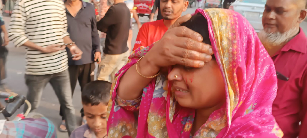 রাজধানীতে চারটি ককটেল বিস্ফোরণ, নারী আহত