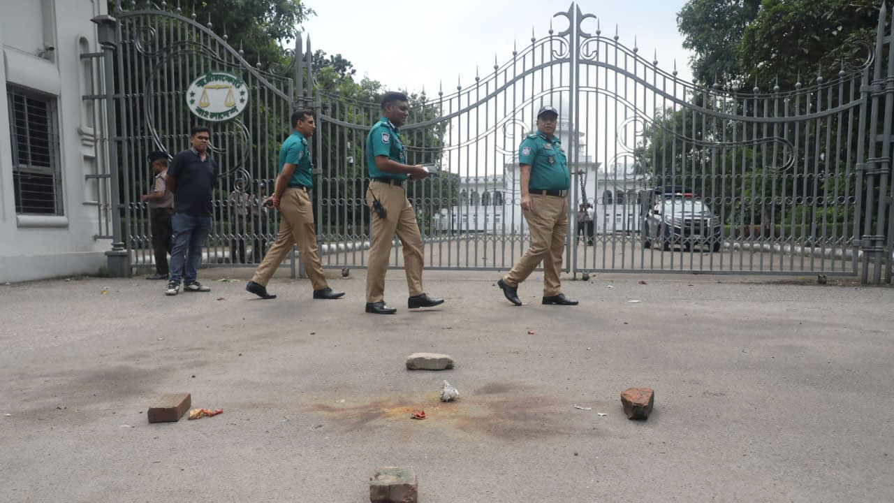 সাতজনের মৃত্যুদণ্ডের রায়ের পর সুপ্রিম কোর্টের সামনে ককটেল বিস্ফোরণ
