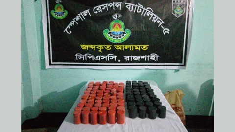 রাজশাহীতে পরিত্যক্ত অবস্থায় ১০৩টি ককটেল উদ্ধার