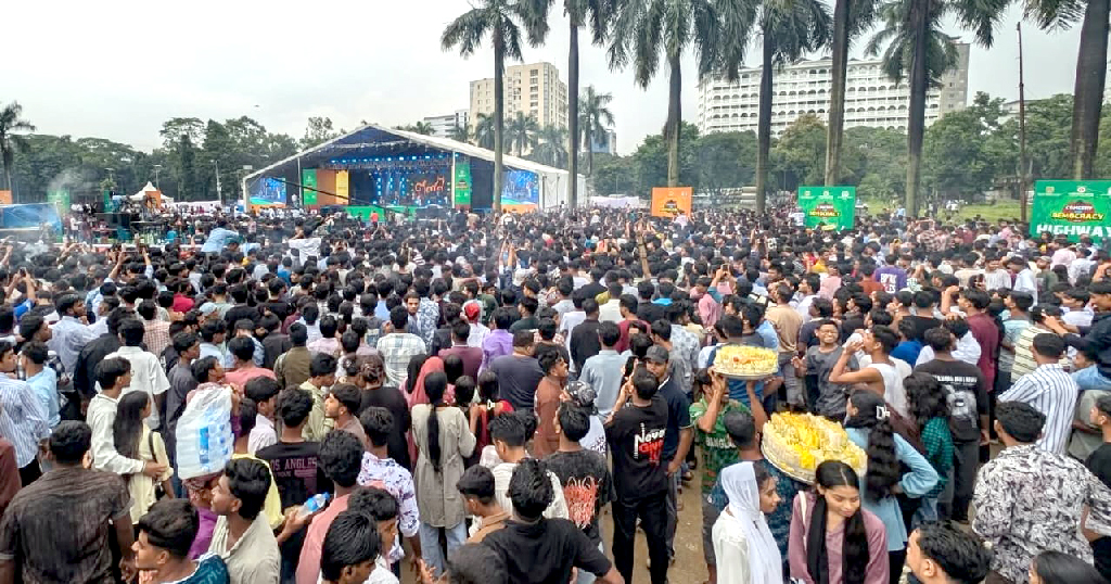 বৃষ্টি উপেক্ষা করে সোহরাওয়ার্দী উদ্যানে জমে উঠছে ‘কনসার্ট ফর ডেমোক্রেসি’