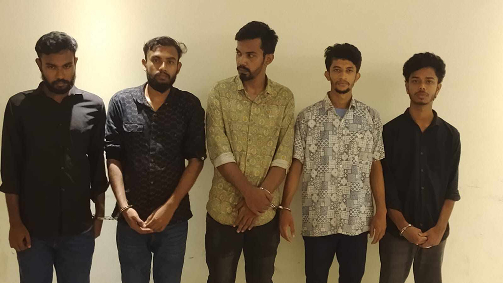 সাবেক এমপি শাম্মী আহমেদের বাসায় সমন্বয়ক পরিচয়ে ৫০ লাখ টাকা চাঁদা দাবি, আটক ৫