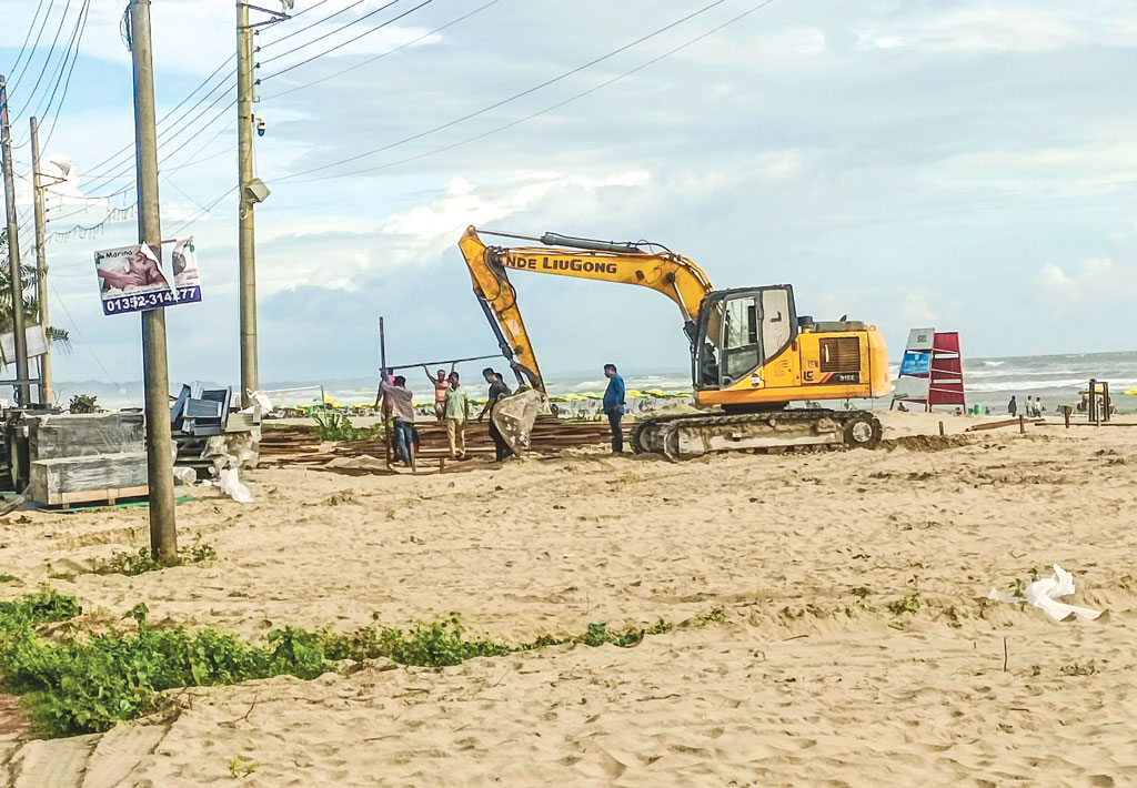 কক্সবাজার সৈকত: বালিয়াড়ি নষ্ট করে সড়ক
