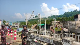 কক্সবাজারে রিসোর্টে আগুন: উধাও কর্তৃপক্ষ, উদ্ধার সহায়তায় বিজিবি