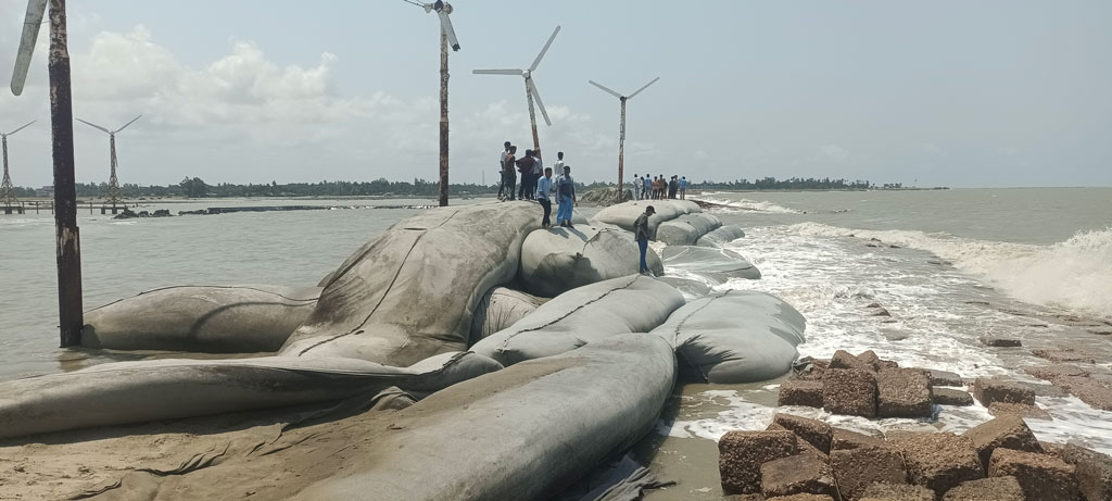 কক্সবাজার উপকূলের বিভিন্ন এলাকায় ক্ষতিগ্রস্ত বেড়িবাঁধ দিয়ে জোয়ারের পানি ঢুকছে। ছবি: আজকের পত্রিকা