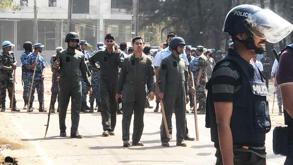 কক্সবাজার বিমান ঘাঁটিতে দুর্বৃত্তদের হামলা, সংঘর্ষে নিহত ১