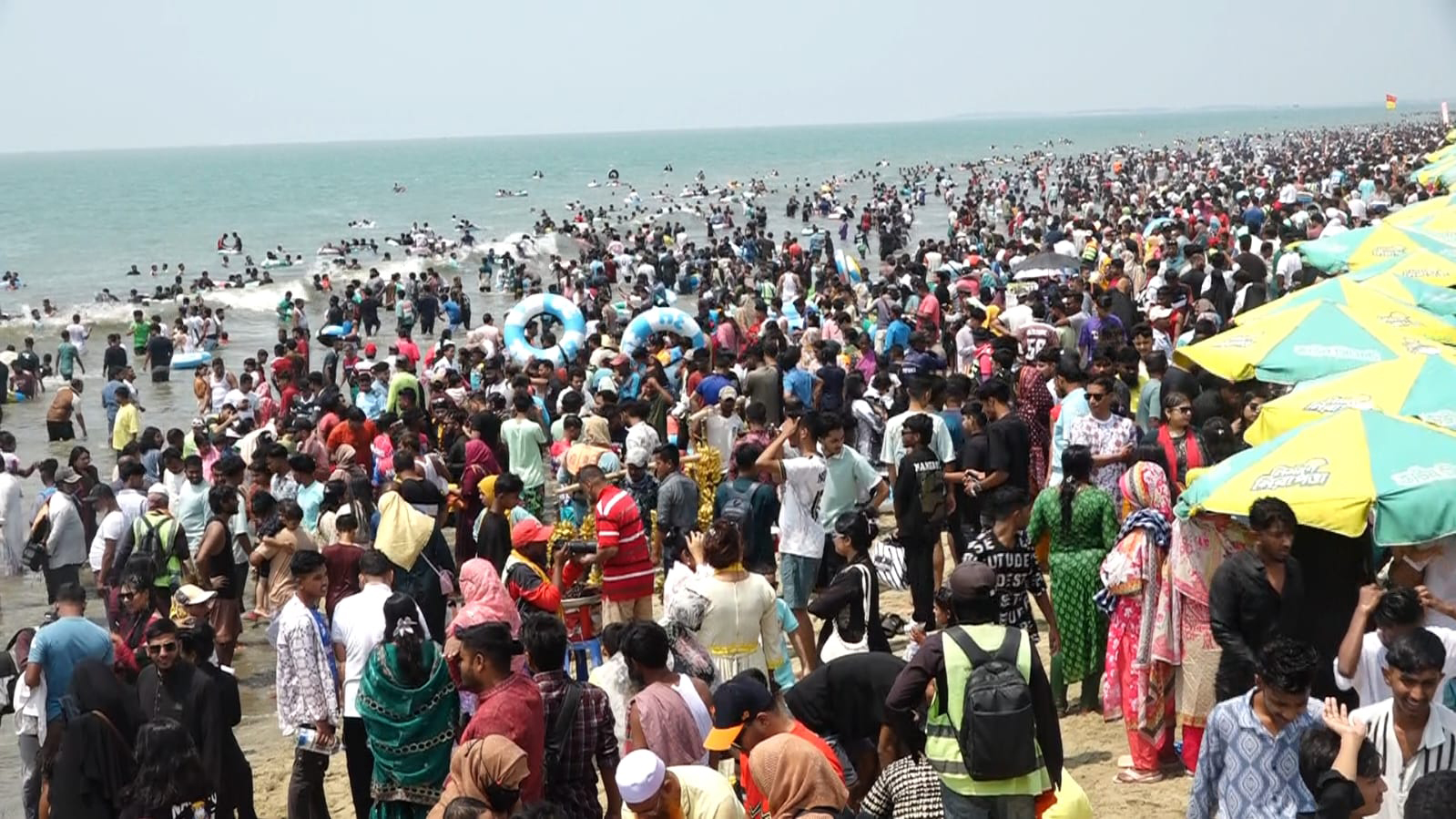 কক্সবাজারে ভরপুর পর্যটক, হোটেল-মোটেলে ঠাঁই নেই