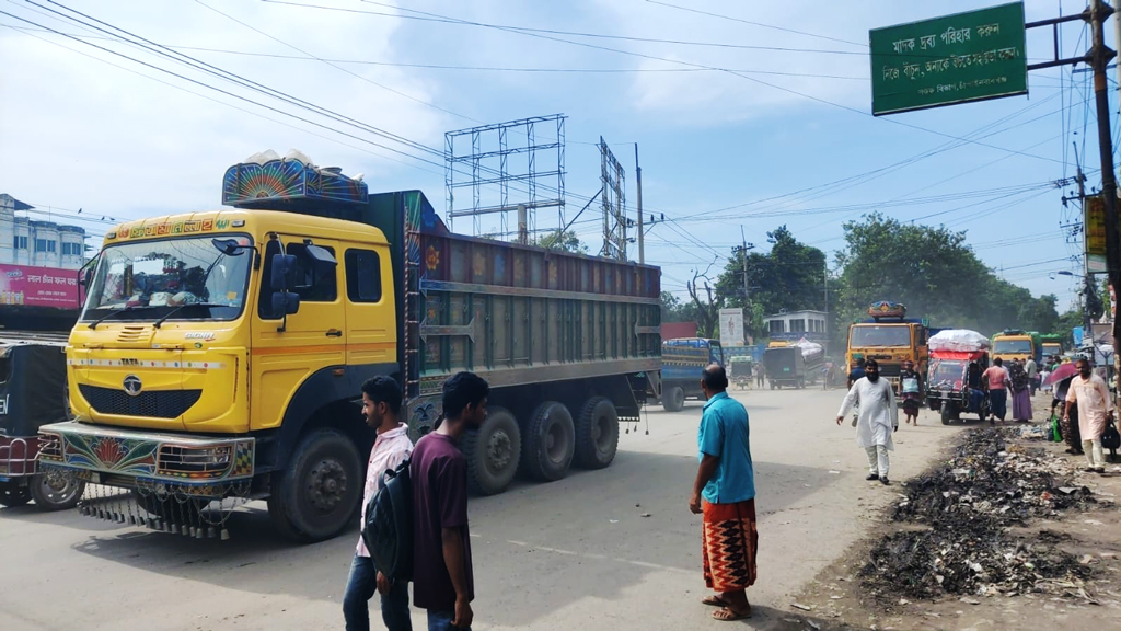 ৯ ঘণ্টা পর চাঁপাইনবাবগঞ্জে বাস-ট্রাক চলাচল স্বাভাবিক