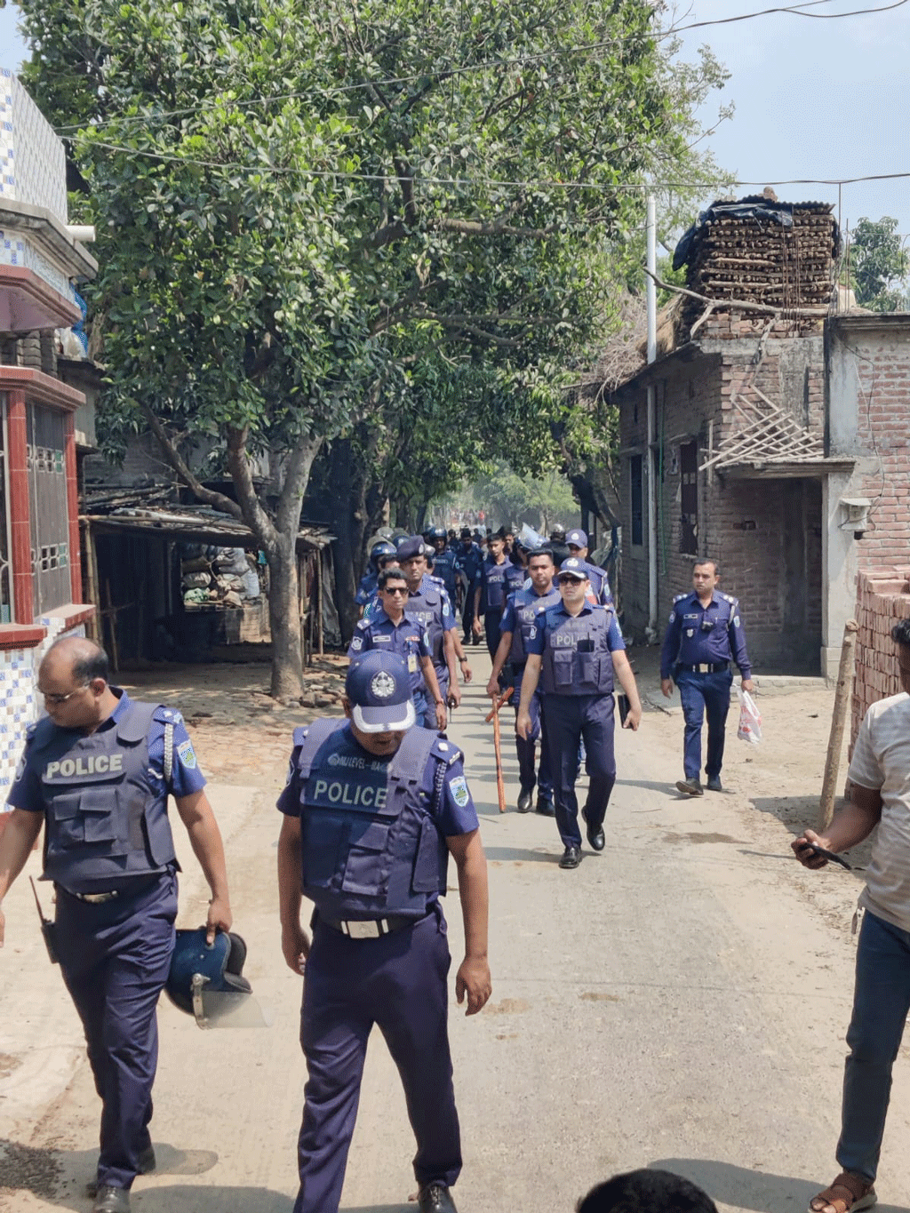 সালিস বৈঠকে অর্ধশত ককটেল বিস্ফোরণ, অগ্নিসংযোগ ও লুটপাটের অভিযোগ