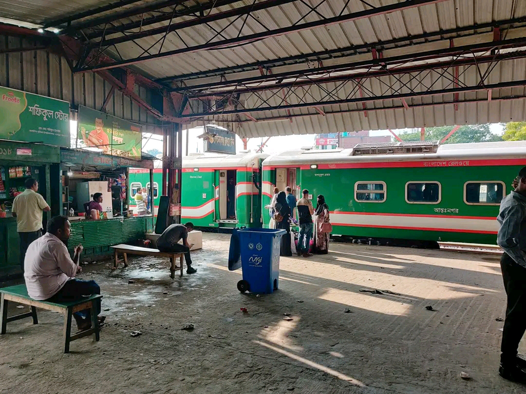 রেললাইনে হাঁটুপানি, ২ ঘণ্টা দেরিতে ছাড়ল বনলতা এক্সপ্রেস ট্রেন