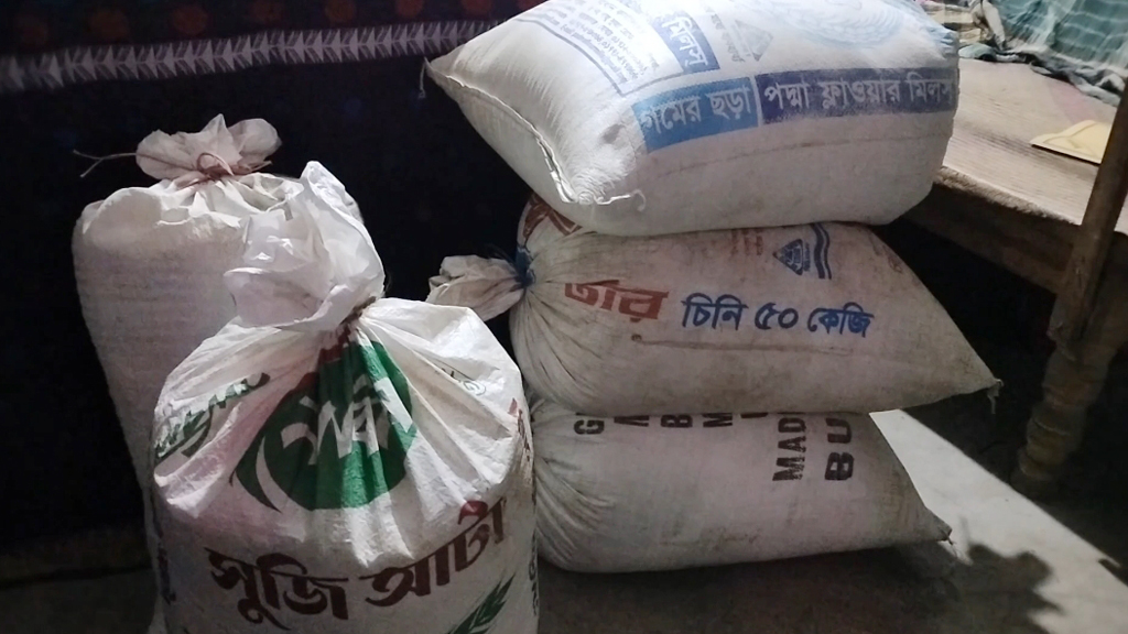 কার্ডধারীরা চাল পেলেন না, বাড়িতে মিলল ভিজিএফের ১৭ বস্তা