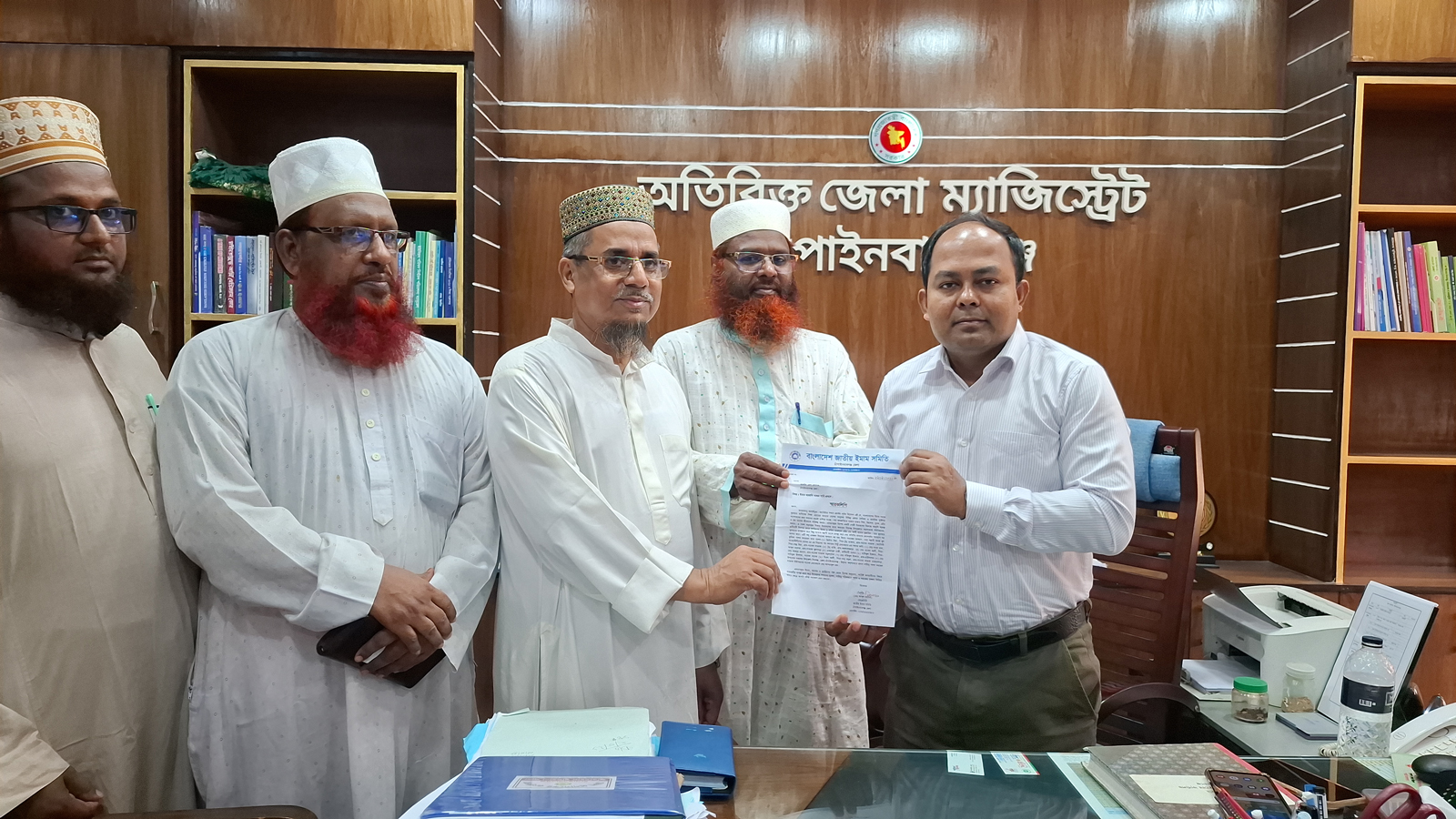 চাঁপাইনবাবগঞ্জে ইমামকে পদত্যাগে বাধ্য করার অভিযোগ, পুনর্বহালের দাবিতে মানববন্ধন