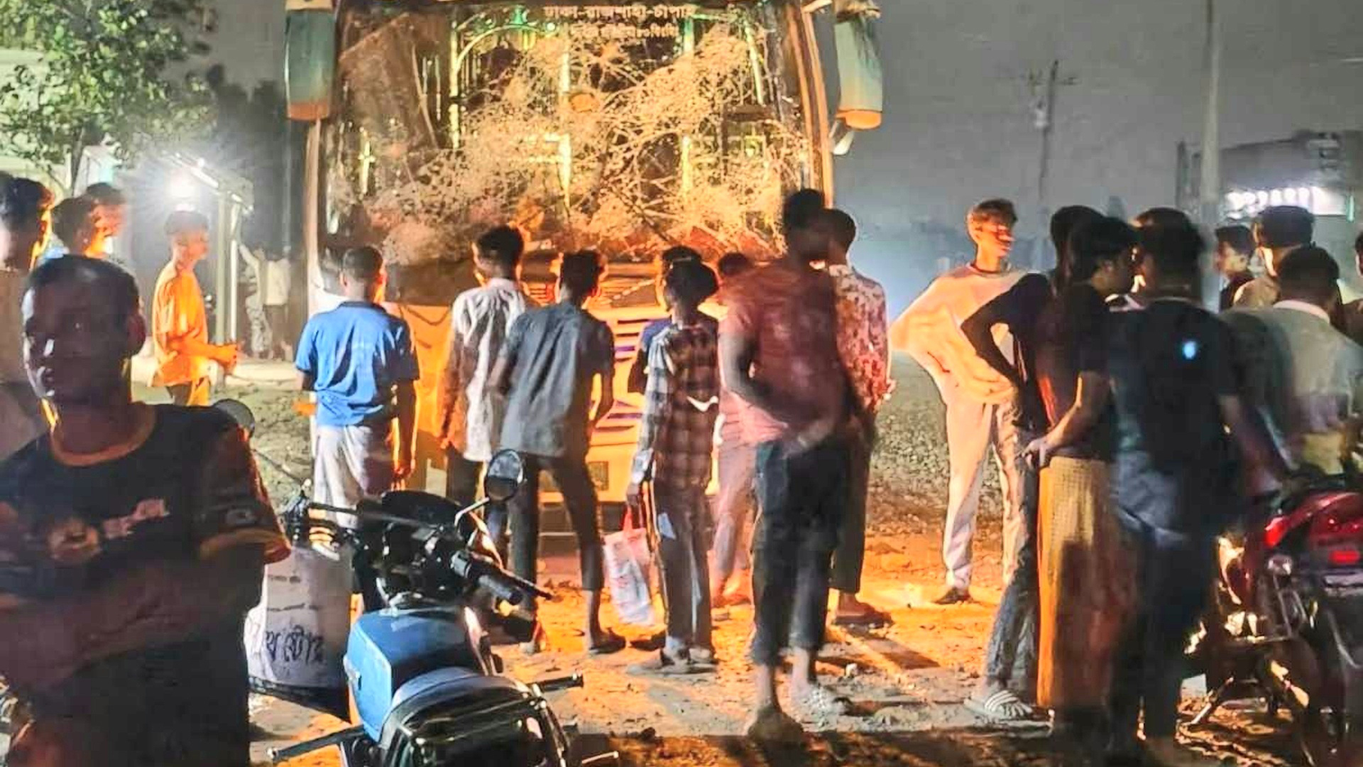 চাঁপাইনবাবগঞ্জে বাসচাপায় মোটরসাইকেল আরোহী নিহত, বাস ভাঙচুর