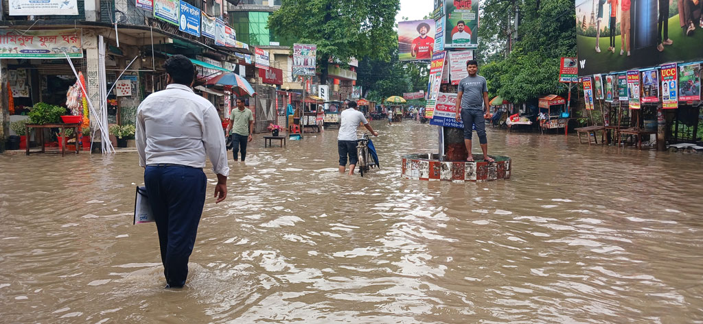অল্প বৃষ্টিতে চরম ভোগান্তি, হাঁটুপানি চাঁপাইনবাবগঞ্জ পৌর এলাকায়