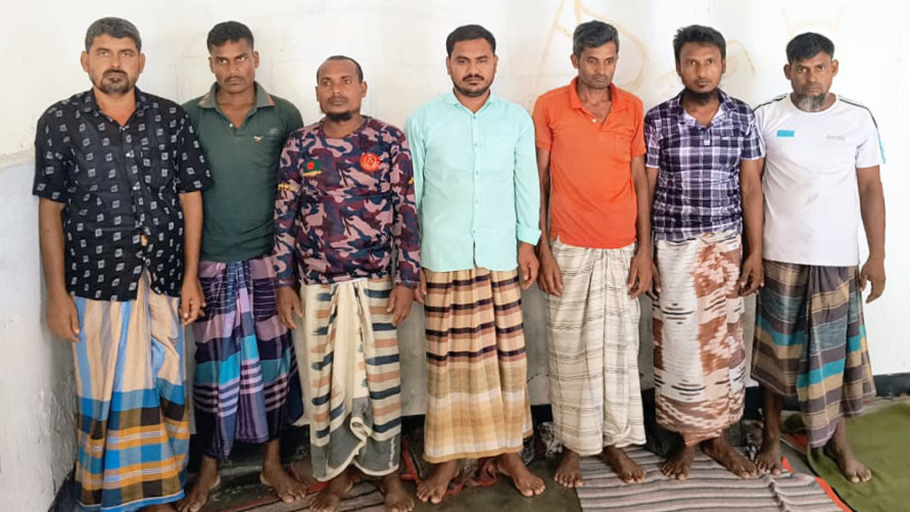 গোমস্তাপুর সীমান্তে পুশ ইনে সহযোগিতার অভিযোগে ৭ জন আটক
