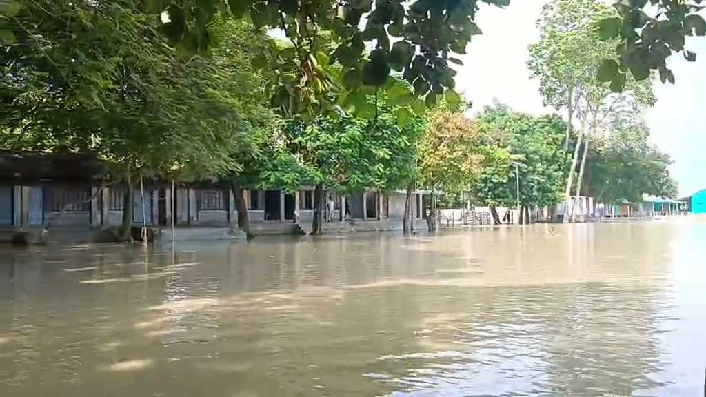 চাঁপাইনবাবগঞ্জে পদ্মার পানি সতর্কসীমায়, পানিবন্দী আড়াই হাজার পরিবার