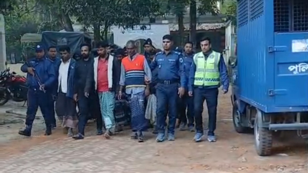 চাঁপাইনবাবগঞ্জে অভিযানে চোর-ডাকাতসহ গ্রেপ্তার ৪০