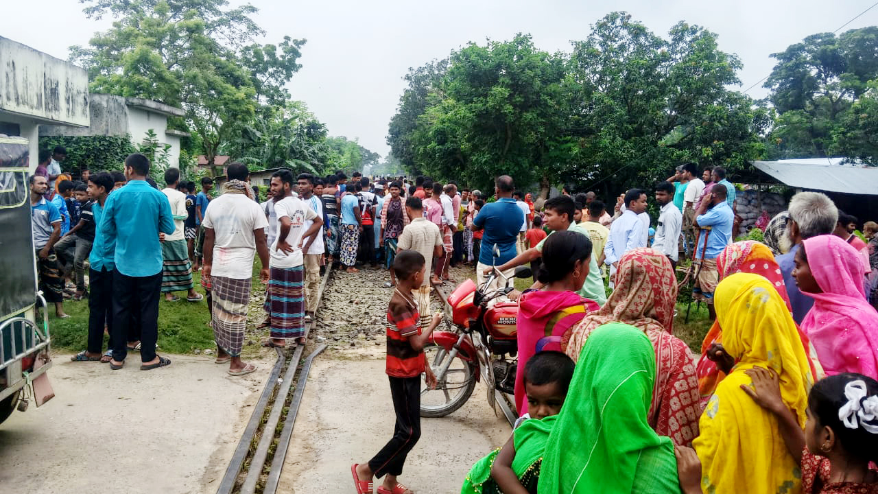 নাচোলে ট্রেনের ধাক্কায় পাওয়ার টিলারচালকের মৃত্যু
