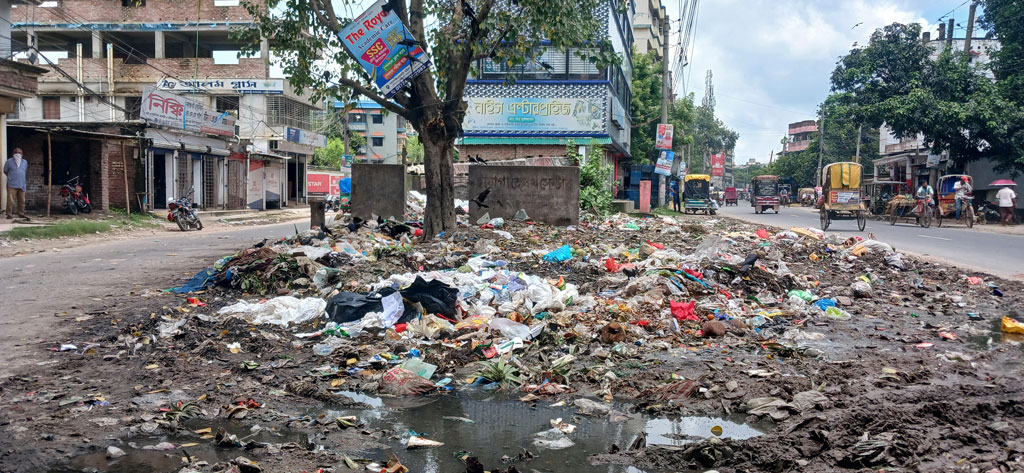 চাঁপাইনবাবগঞ্জে খোলা জায়গায় বর্জ্য, স্বাস্থ্যঝুঁকিতে পৌরবাসী