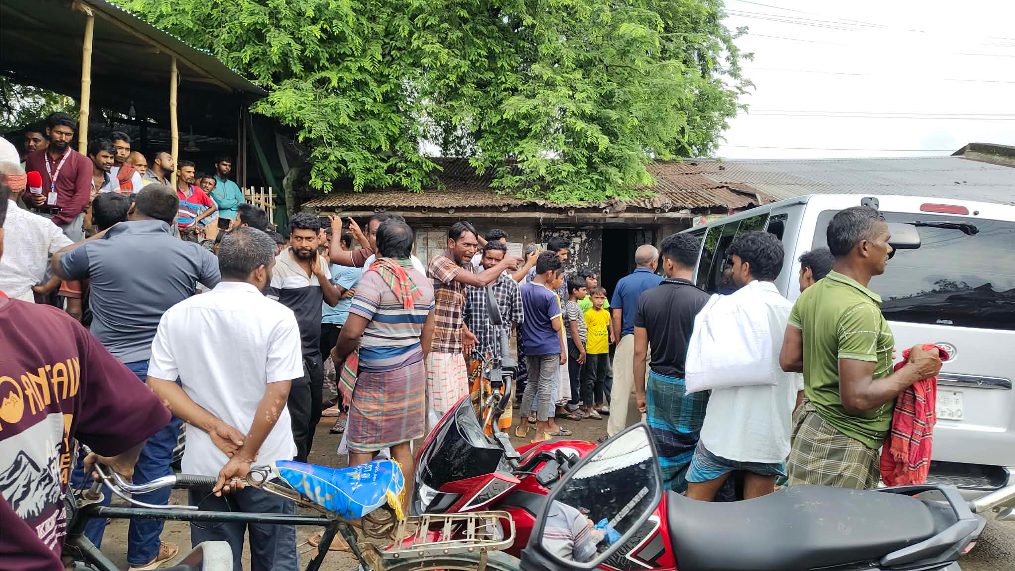 মাদকবিরোধী অভিযানে গিয়ে অবরুদ্ধ ডিএনসি সদস্যরা, ৪ ঘণ্টা পর মুক্ত