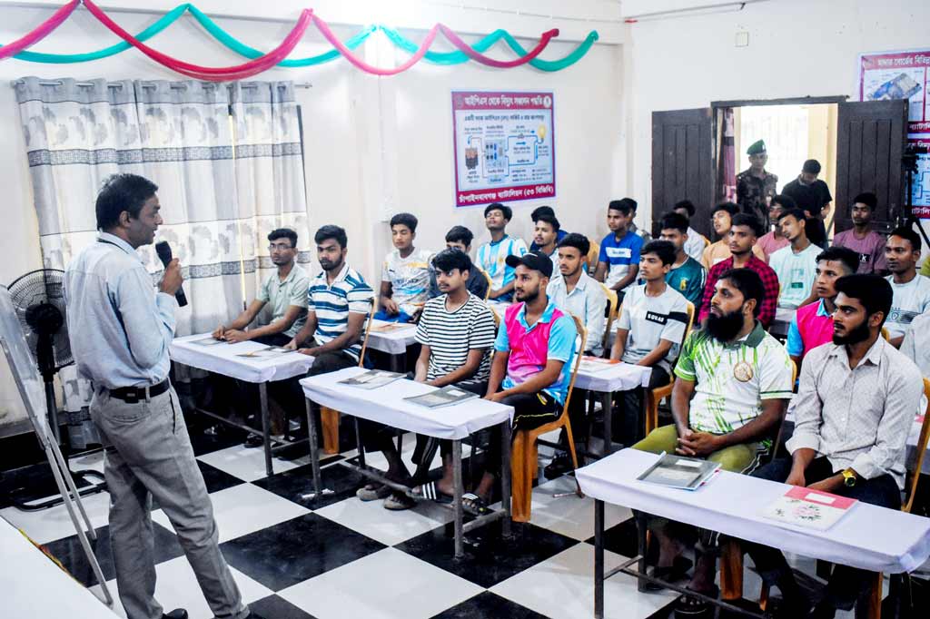 চাঁপাইনবাবগঞ্জে ৩৫ যুবককে ইলেকট্রিক্যাল ও হাউজ ওয়্যারিং প্রশিক্ষণ দিচ্ছে বিজিবি