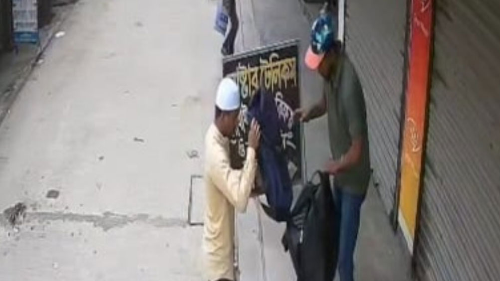 চাঁপাইনবাবগঞ্জে দিনে দোকানে চুরি