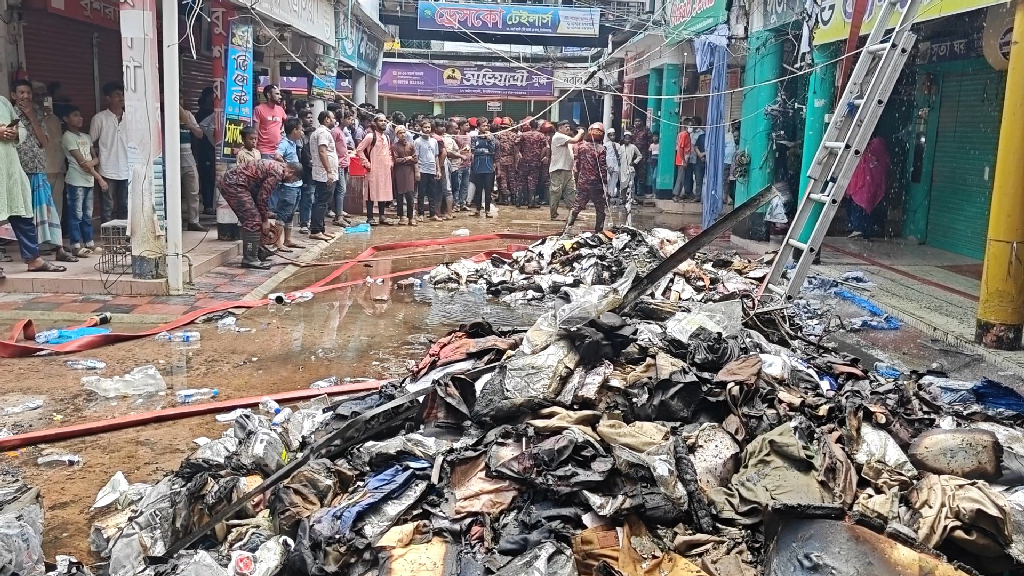 চাঁপাইনবাবগঞ্জ নিউ মার্কেটে অগ্নিকাণ্ড, ছয়টি ইউনিটের দুই ঘণ্টার চেষ্টায় আগুন নিয়ন্ত্রণে