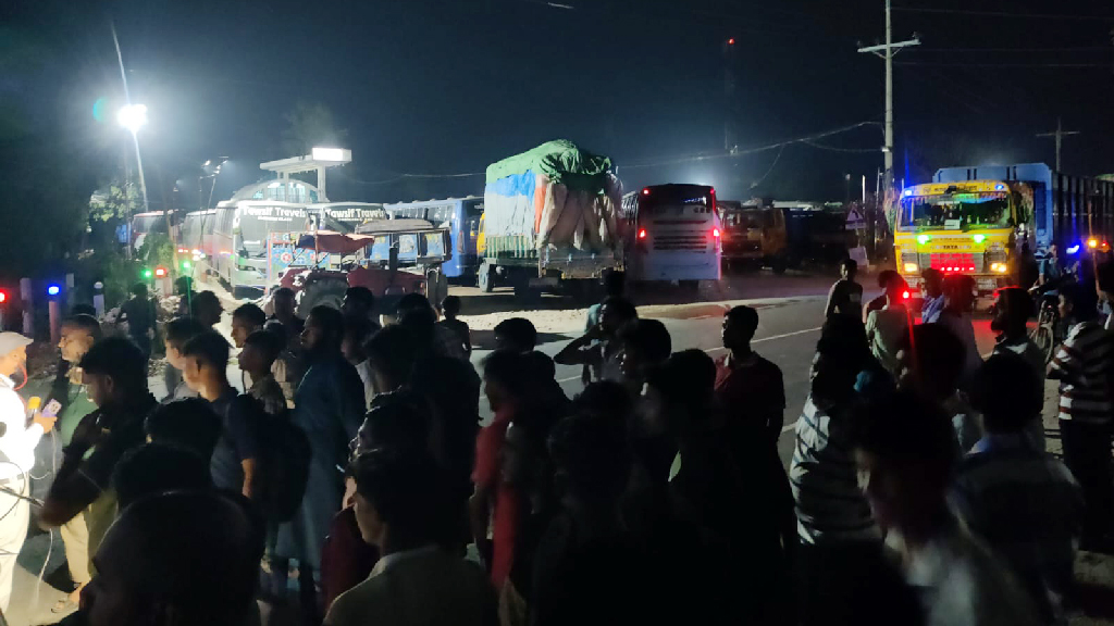 চাঁদাবাজির দ্বন্দ্বে ককটেল বিস্ফোরণ ও আধা ঘণ্টা সড়ক অবরোধ