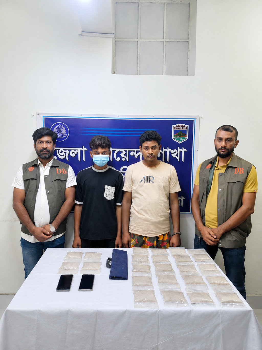 চাঁপাইনবাবগঞ্জে ২ কেজি ৩২০ গ্রাম হেরোইনসহ দুজন আটক