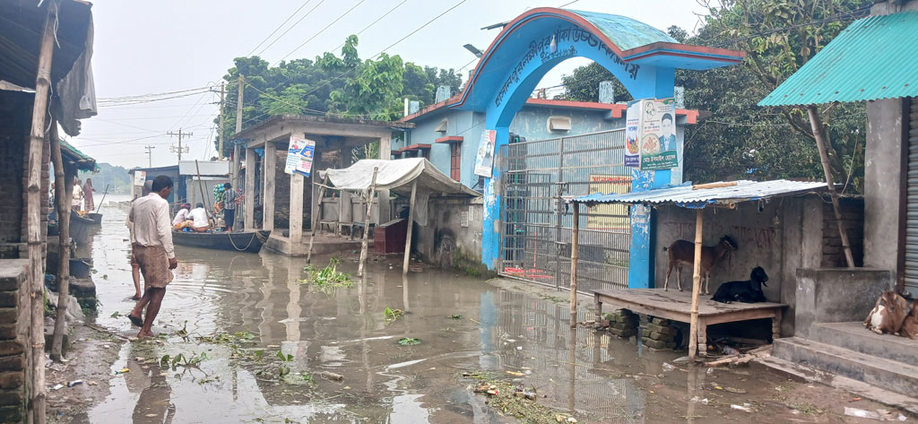 বন্যায় চাঁপাইনবাবগঞ্জের ৪৫ শিক্ষাপ্রতিষ্ঠানে পাঠদান ব্যাহত