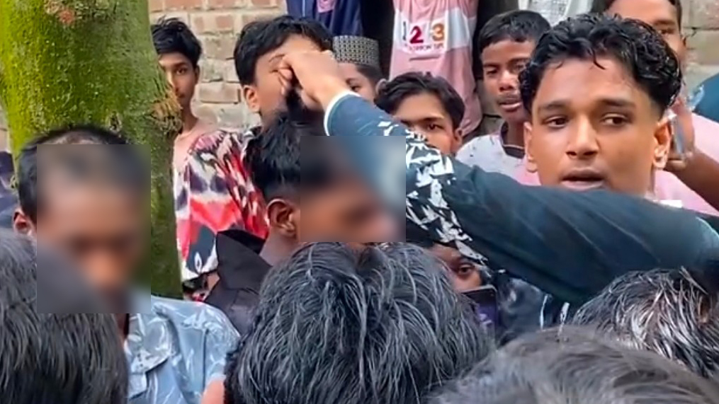 বৈদ্যুতিক তার চুরির অভিযোগে ৪ যুবককে গণপিটুনি, কেটে দেওয়া হলো চুল