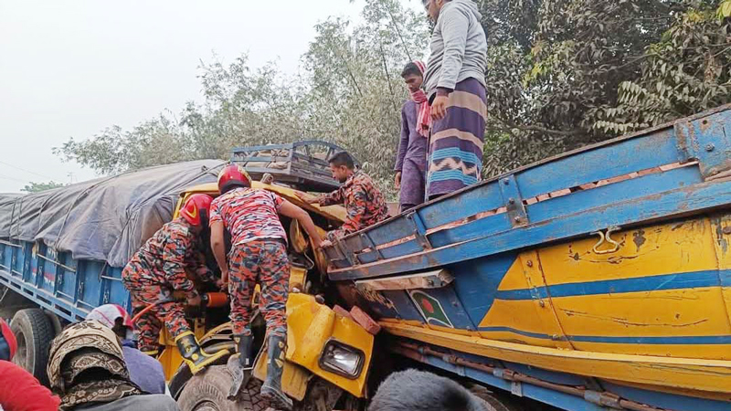 চাঁপাইনবাবগঞ্জে দুই ট্রাকের সংঘর্ষে চালক নিহত