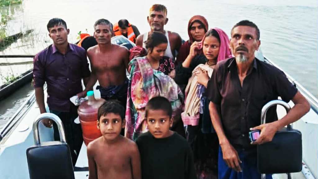 পদ্মায় নৌকাডুবিতে ১০ জনকে উদ্ধার বিএসএফের, ১ জন সাঁতরে দেশে