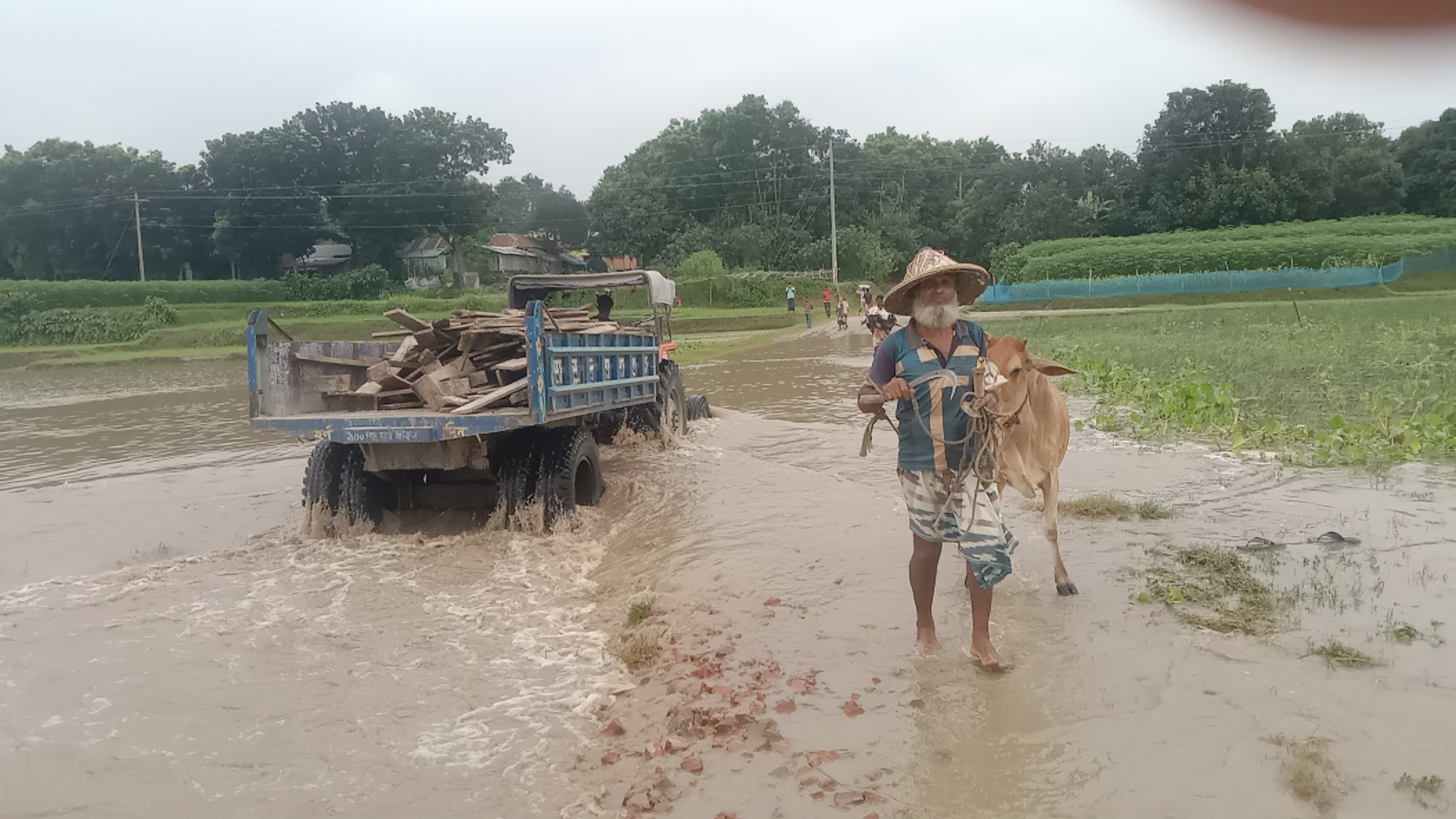 চাঁপাইনবাবগঞ্জে একটি সেতুর অভাব, দুর্ভোগে ৫০ গ্রামের মানুষ