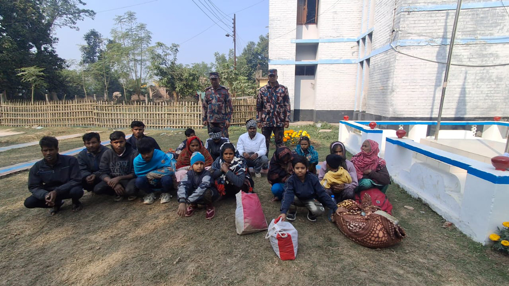 চাঁপাইনবাবগঞ্জ সীমান্তে অবৈধ অনুপ্রবেশকালে ১৭ বাংলাদেশি আটক