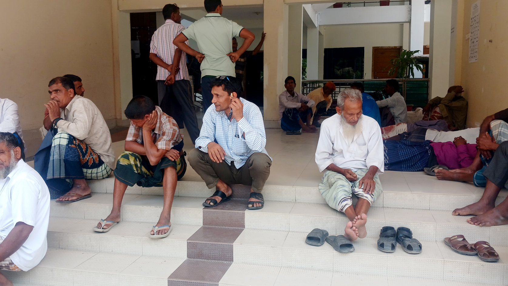 তেল নেই পাম্পে, পাচ্ছেন না কার্ড ও স্বাক্ষর: চিড়ে চ্যাপ্টা চাঁপাইনবাবগঞ্জের কৃষকেরা