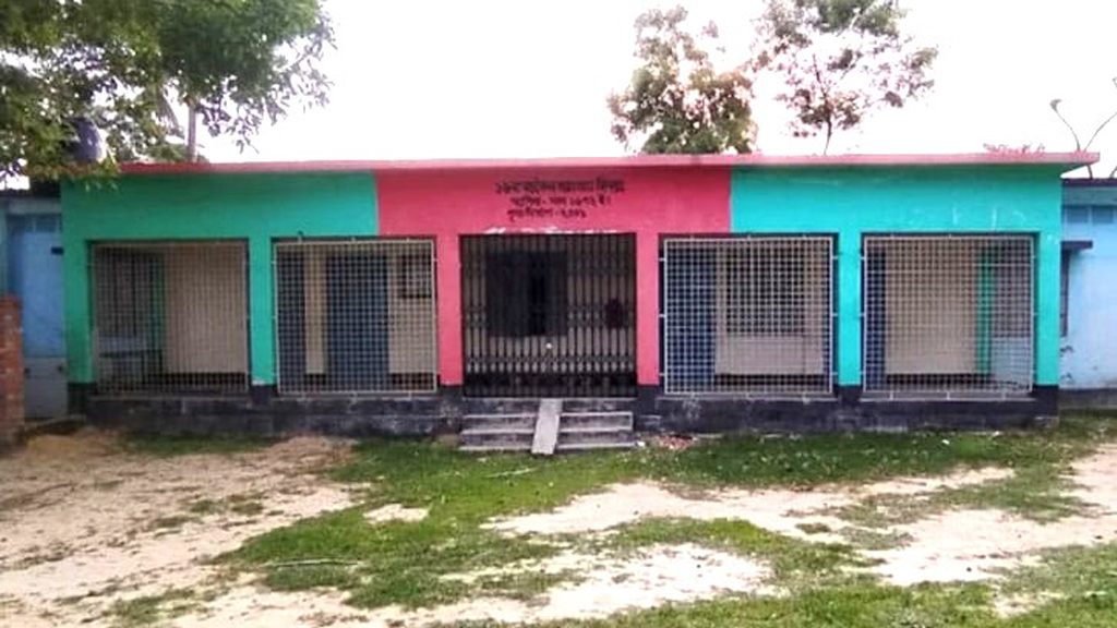 বিনা অনুমতিতে কর্মস্থলে দীর্ঘদিন অনুপস্থিত, চাকরি হারালেন শিক্ষিকা