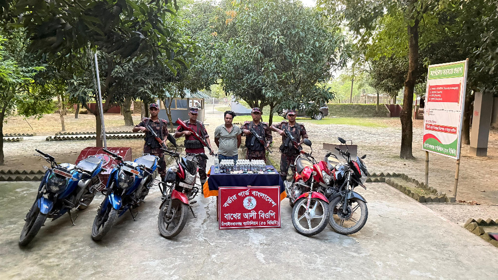 যুবককে মাদক দিয়ে ফাঁসানোর অভিযোগ, বিজিবির দাবি মাদকসহ আটক