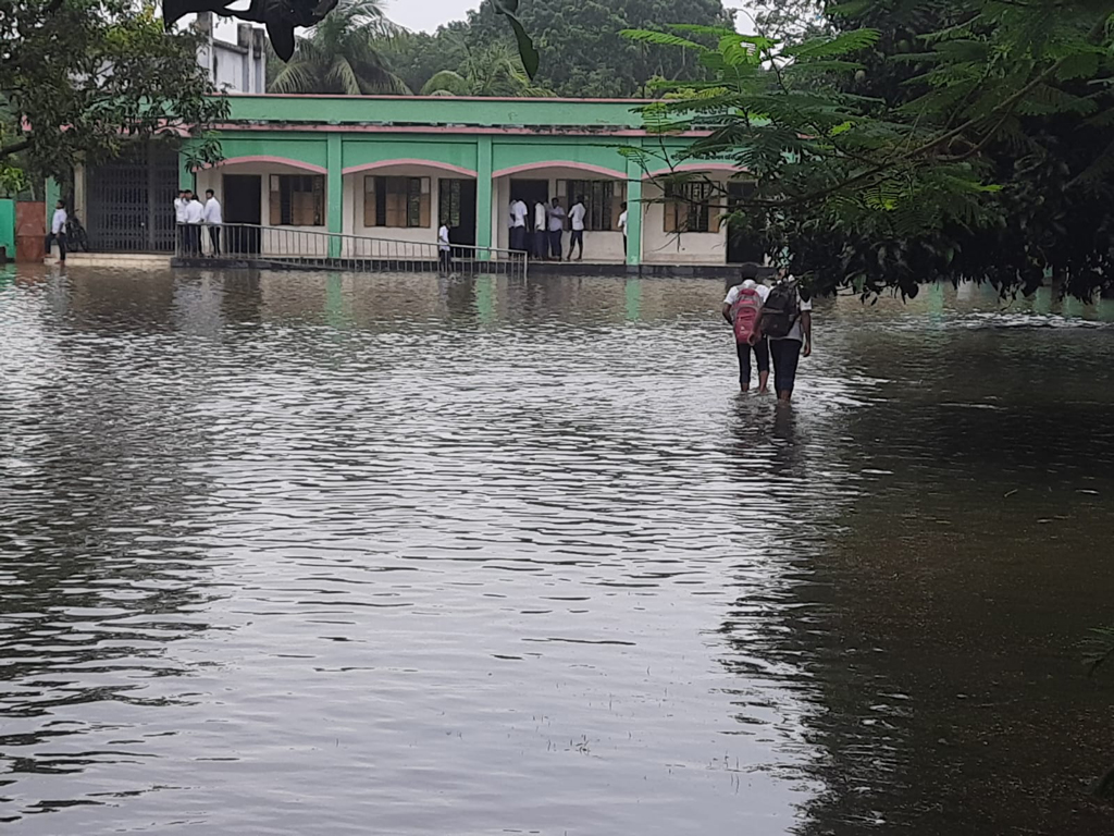 বৃষ্টির পানি মাঠ ছাপিয়ে শ্রেণিকক্ষে, বন্ধের উপক্রম বিদ্যালয়ের পাঠদান