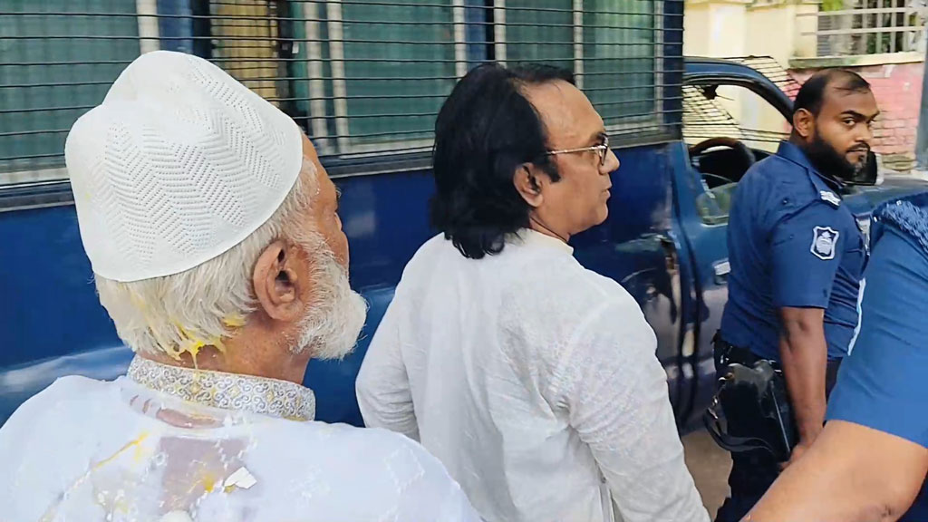 আদালতে আ.লীগ নেতা ও চিকিৎসকের ওপর ডিম নিক্ষেপ