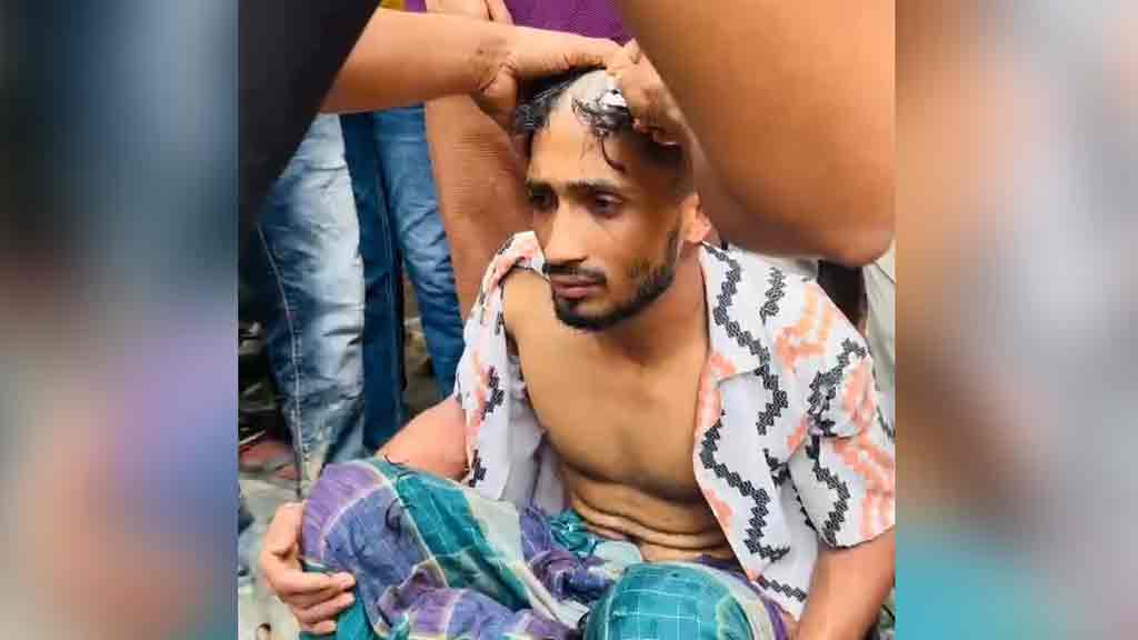 স্কুলের চুরি হওয়া মালামাল বিক্রি, যুবকের চুল-গোঁফ কেটে দিল জনতা