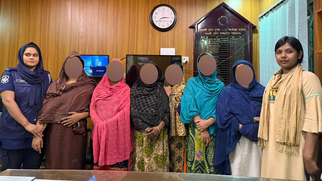 চলতি বাসে গল্পের ছলে নারীর গলার চেইন চুরির চেষ্টা, গ্রেপ্তার ৬