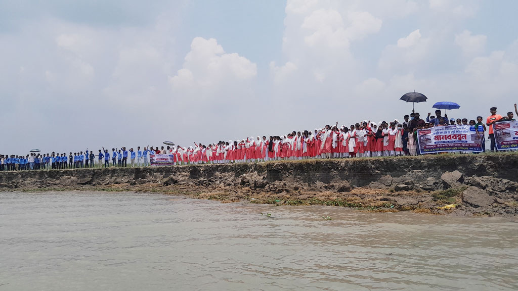 শরীয়তপুরে বালু উত্তোলন বন্ধ ও স্থায়ী বাঁধ নির্মাণের দাবি