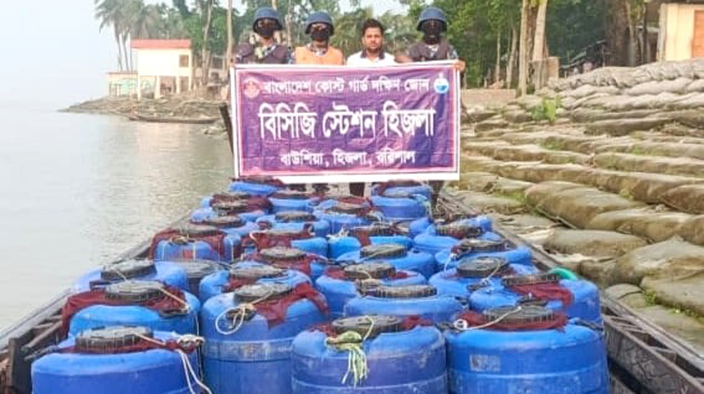 হিজলায় চিংড়ি রেণুসহ আটক ২