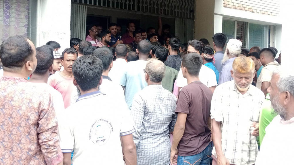 চুরির আশঙ্কায় রাত জেগে গ্রামবাসীর পাহারা, থানায় গিয়ে বিক্ষোভ