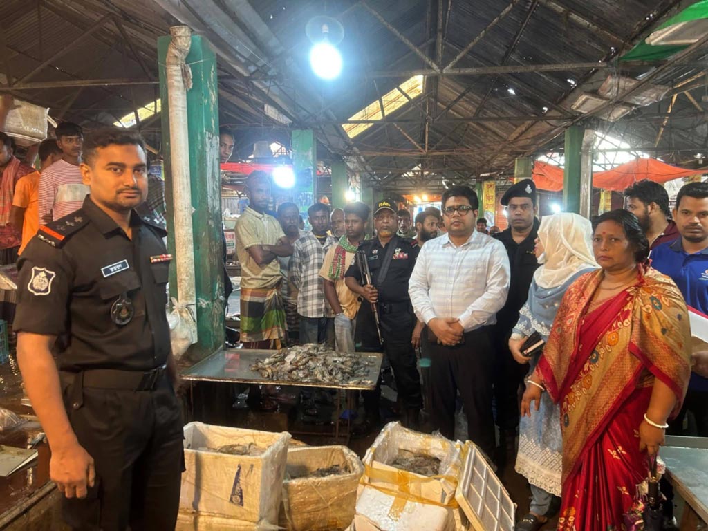নরসিংদীতে চিংড়ি মাছে জেলি মেশানোয় ব্যবসায়ীকে ৫০ হাজার টাকা জরিমানা