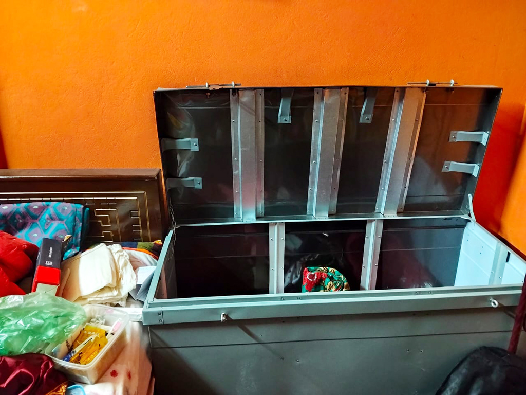 ফাঁকা বাড়িতে চোর: নিয়ে গেছে টাকা-স্বর্ণালংকার-ফ্রিজ, বাদ যায়নি থালা-বাসনও