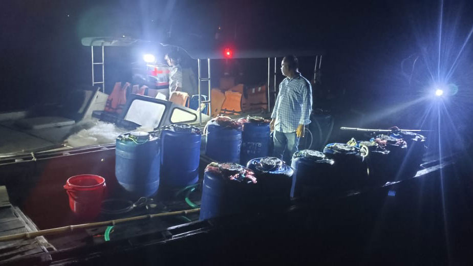 হিজলায় ১৭ লাখ টাকার চিংড়ির রেণু জব্দ, মেঘনায় অবমুক্ত