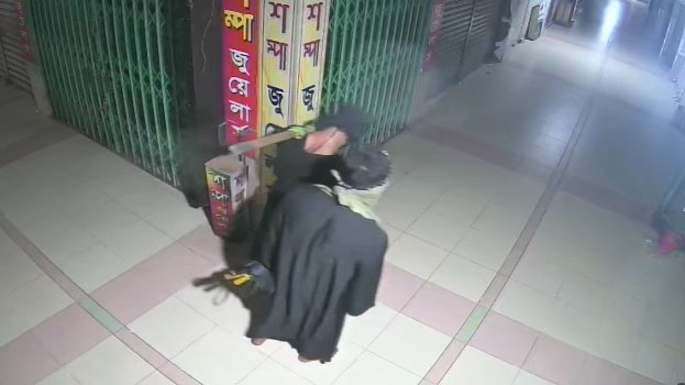 বোরকা পরে এসে দোকান লুট, ৫০০ ভরি সোনা খোয়া যাওয়ার অভিযোগ মালিকের