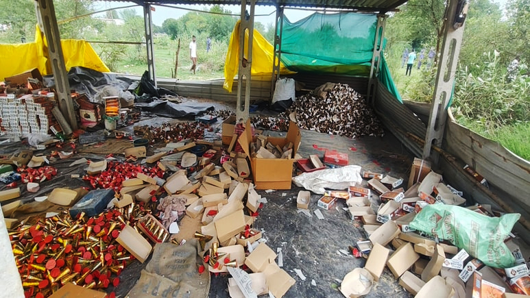 আহমেদাবাদে আতশবাজি কারখানায় বিস্ফোরণ, নিহত ৮