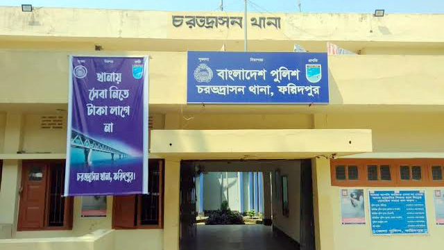 আ.লীগ নেতাকে ধরতে যাওয়া পুলিশের ওপর হামলা, আহত ৫